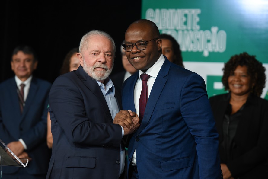 Lula demite Silvio Almeida após denúncias de assédio sexual