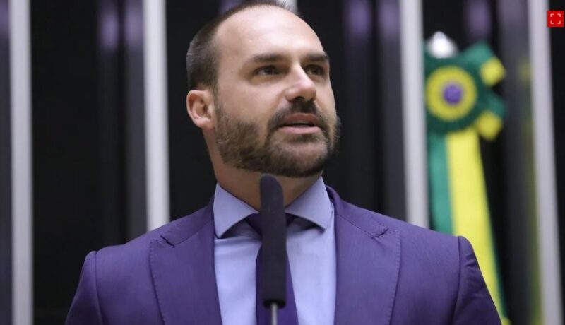 Eduardo Bolsonaro fica nos Estados Unidos