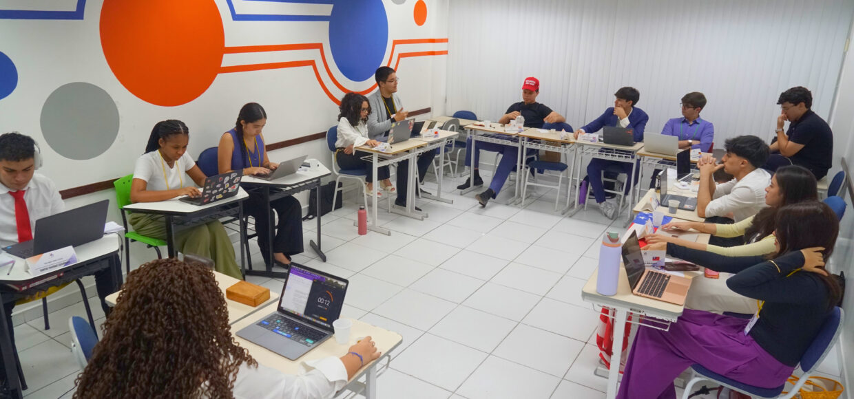 De Paris a Taiwan: jovens manauaras simulam crises globais no ConnectMUN 2025