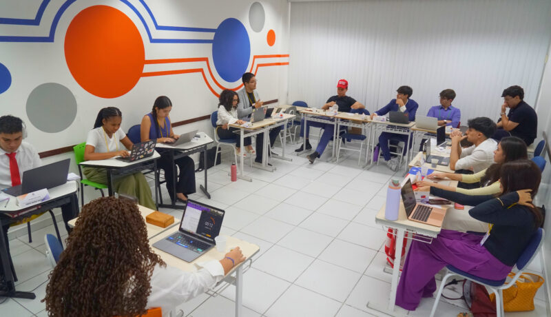 De Paris a Taiwan: jovens manauaras simulam crises globais no ConnectMUN 2025
