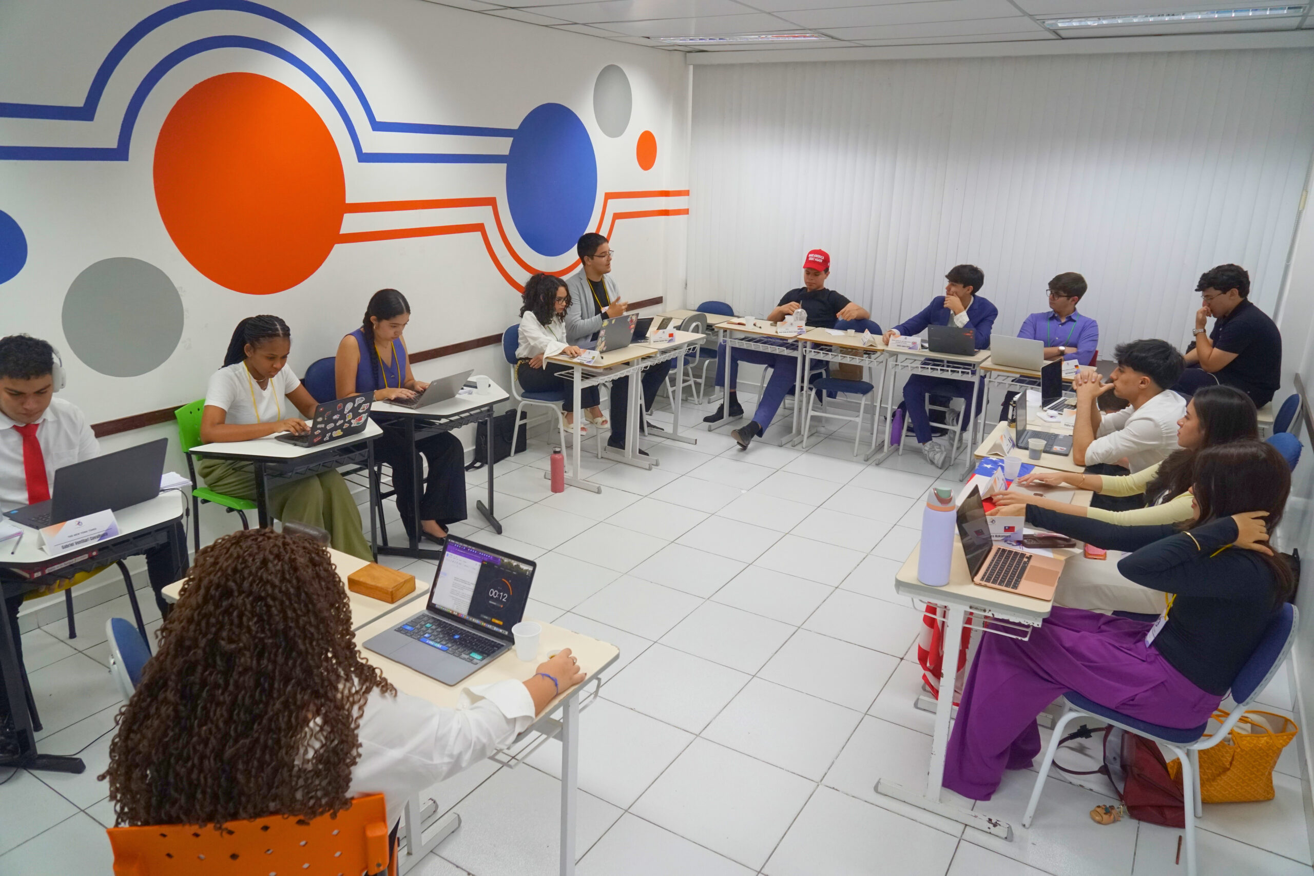 De Paris a Taiwan: jovens manauaras simulam crises globais no ConnectMUN 2025