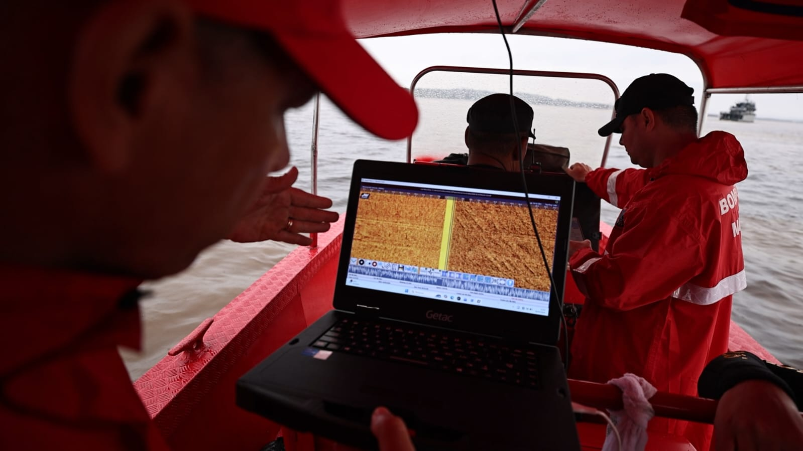 Manaus: helicóptero e sonares reforçam buscas por vítimas de naufrágio