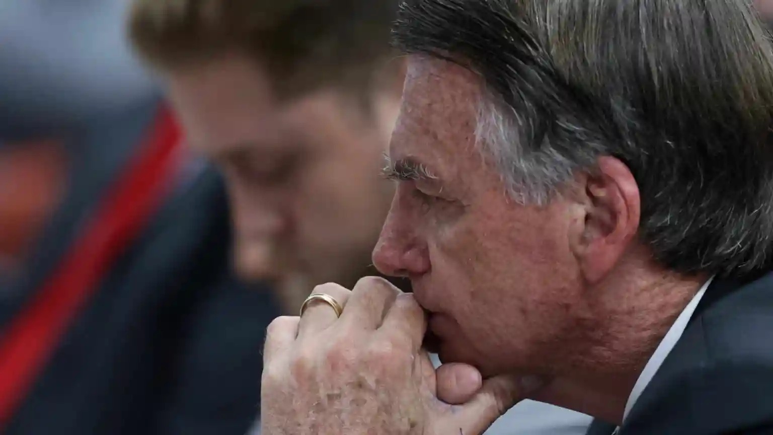 Bolsonaro tem piora na função renal e segue em UTI