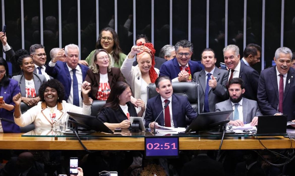 Entenda a PEC que acaba com escala 6×1